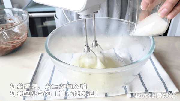 制作最简单的蛋糕爆浆蛋糕，杯子蛋糕里加点料就成了爆浆蛋糕