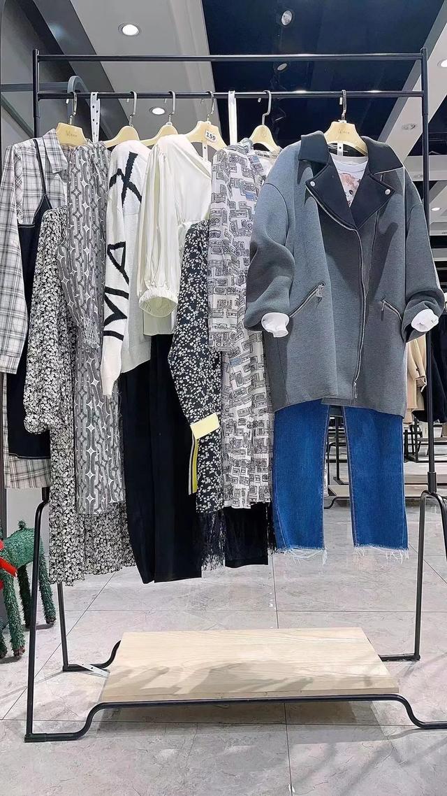 衣香丽影连衣裙，衣香丽影2022春款衬衫裙（女装品牌风衣外套桑蚕丝连衣裙上衣裤裙穿搭）