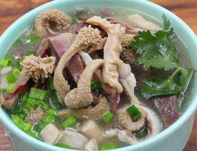 七坊街最好吃的馕，喀什的宝藏路边摊羊肚