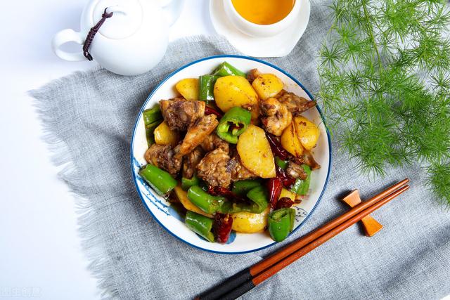 鸡肉焖土豆详细做法，鸡肉试试这做法