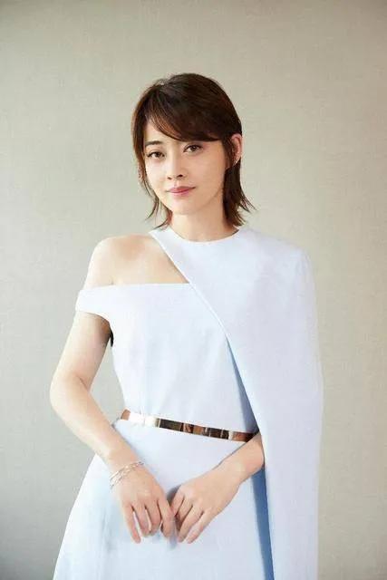 44岁的梅婷现状，44岁梅婷不惧年龄秀香肩