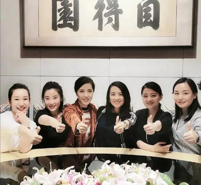 44岁的梅婷现状，44岁梅婷不惧年龄秀香肩