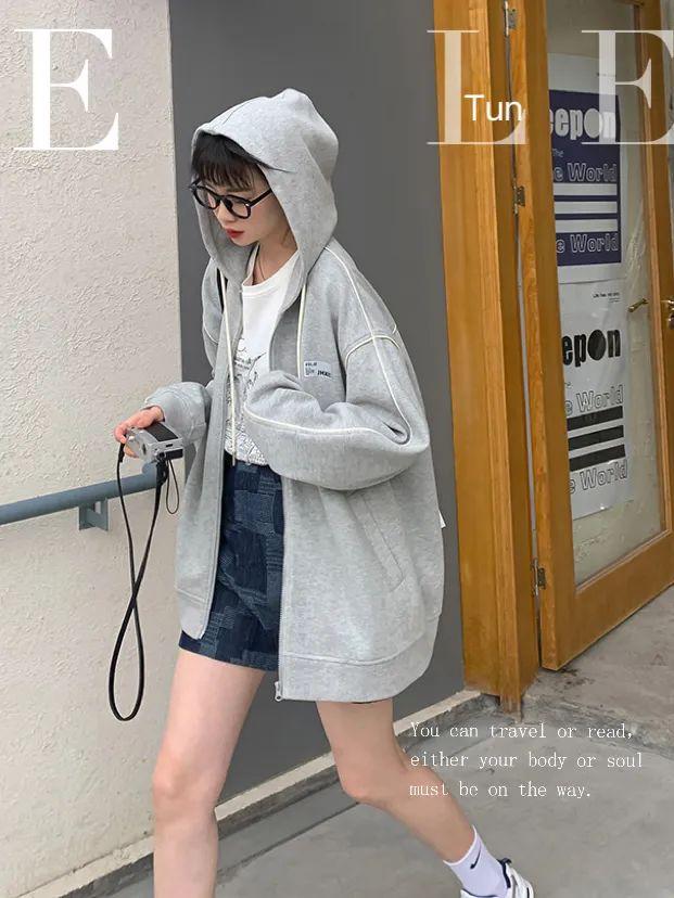 秋冬长款卫衣怎么搭配好看，长款卫衣下面别配小脚裤