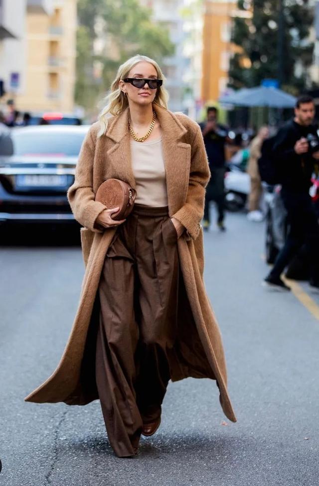 驼色大衣搭配图片，让你从20岁优雅到60岁的驼色大衣（驼色大衣怎么穿搭有气场）