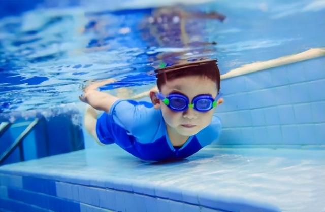 正常人憋气多久会死亡，憋气多长时间会死（华裔男子瀑布下打坐水中练憋气）