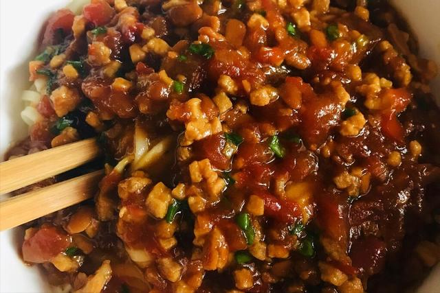 家常炸酱拌面的做法，爱吃面条的要收藏