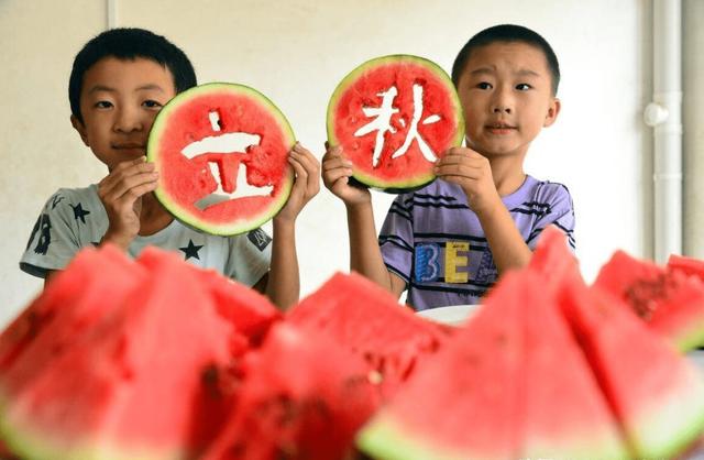 立秋这天吃什么，立秋当天风俗吃什么（立秋到了老传统别忘）