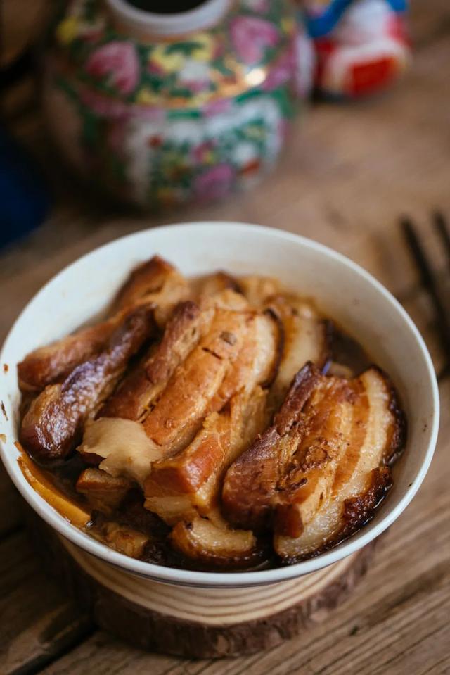 扣肉是哪里的菜，扣肉哪个城市最好吃最有名（为什么芋头会成为“扣肉”这道广东传统名菜中必备的搭配）