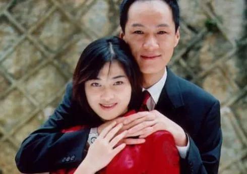 44岁的梅婷现状，44岁梅婷不惧年龄秀香肩