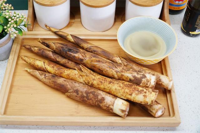 正宗油焖春笋的做法，春天做油焖春笋