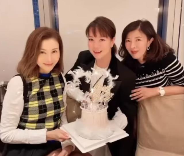 李嘉欣病愈出院素颜出镜，李嘉欣出院后被偶遇