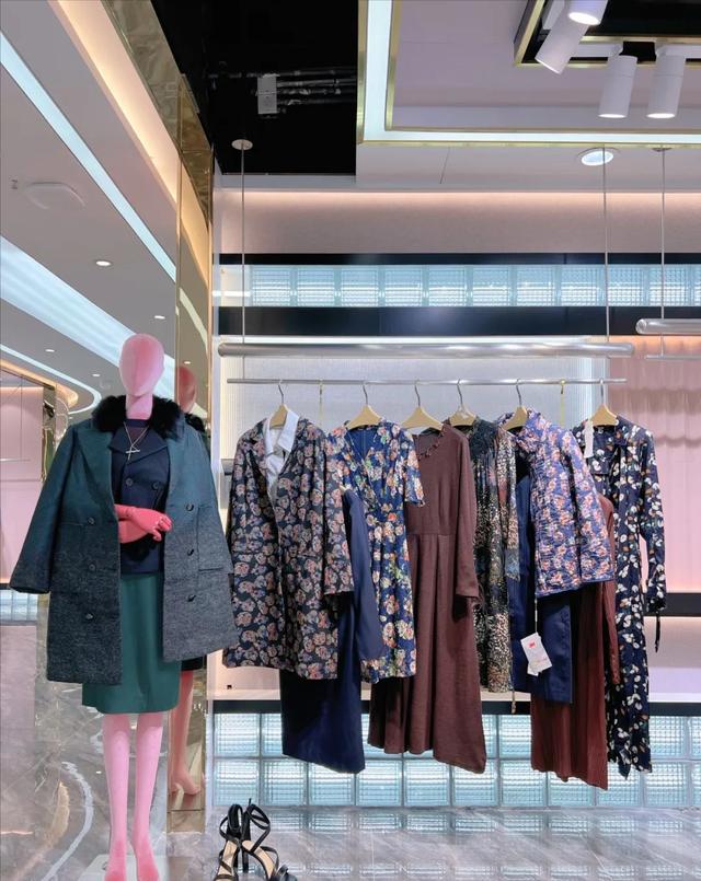 沐兰长袖女装，MORELINE.沐兰秋冬品牌折扣女装羽绒服风衣外套桑蚕丝连衣裙穿搭