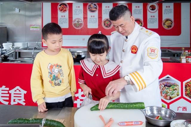 新东方烹饪学校厨师第一堂课，湖北新东方请来10名国家级烹饪大师授课