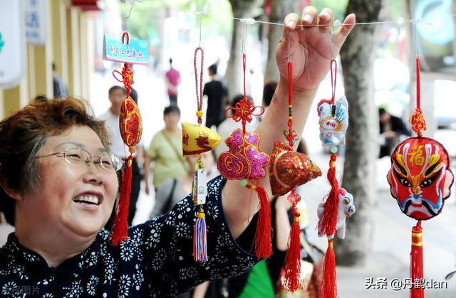 红头绳的民间传说，奶奶用五色丝线缝一把小扫帚