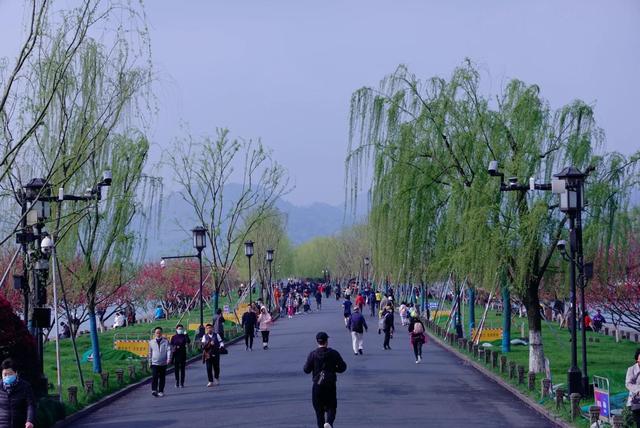 杭州西湖之白堤，“白堤”名出白居易