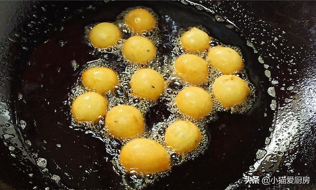 奶香鸡蛋饼这样制作超级好吃，奶香松软可口的牛奶鸡蛋饼