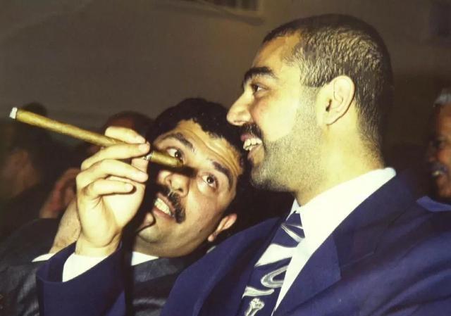 萨达姆的儿子乌代拿老百姓喂狮子，萨达姆长子乌代的魔幻人生