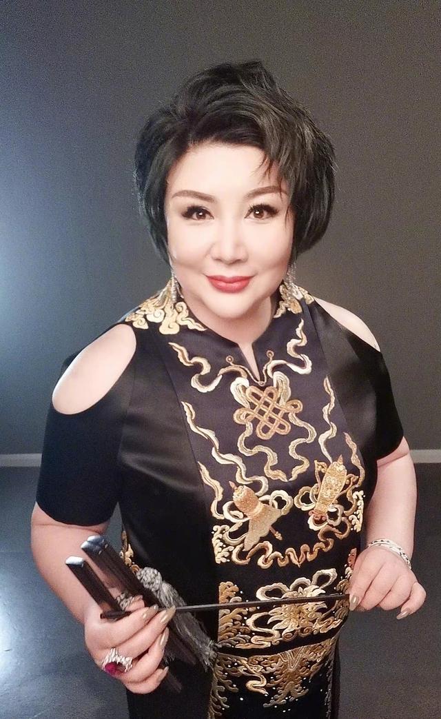 郭德纲四个夫人，郭德纲晒一家四口全家福为爱妻庆生