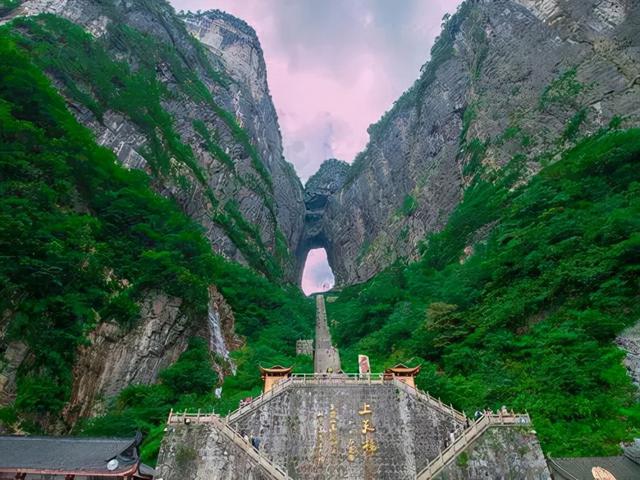 张家界天门山是中外闻名的，走近张家界天门山<散记之一>