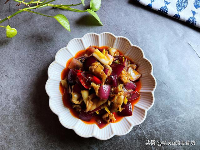 洋葱炒什么好吃，洋葱炒什么既好看又好吃（土豆别再做老一套了）