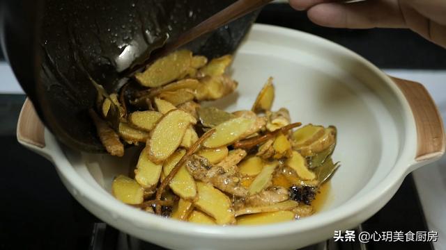 传统的姜母鸭美食，北方人第一次吃姜母鸭竟吃不够