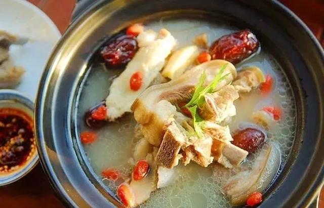 甘蔗红枣当归煮羊汤，来一煲加料当归生姜羊肉汤