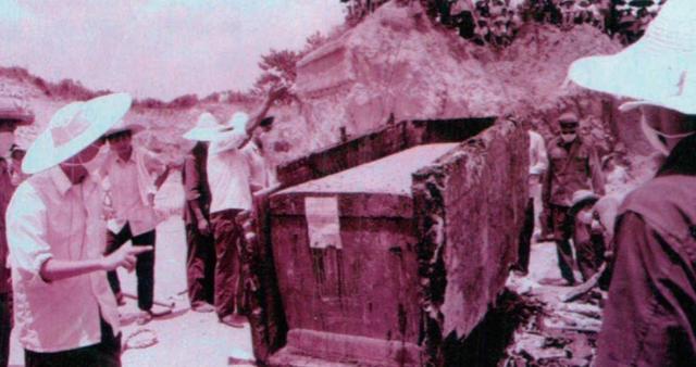 古墓挖出七星石棺，广西挖出北斗七星巨棺