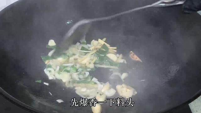 酸菜肥肠的做法，酸菜焖肥肠做法