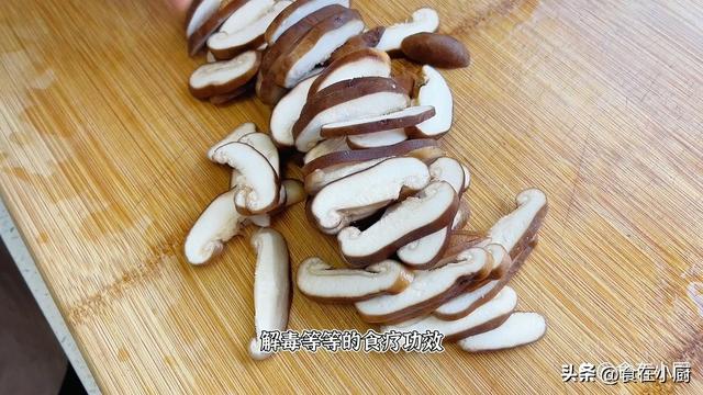 芹菜怎么炒好吃，芹菜怎么炒又脆又入味（饭店炒的芹菜为啥那么好吃）