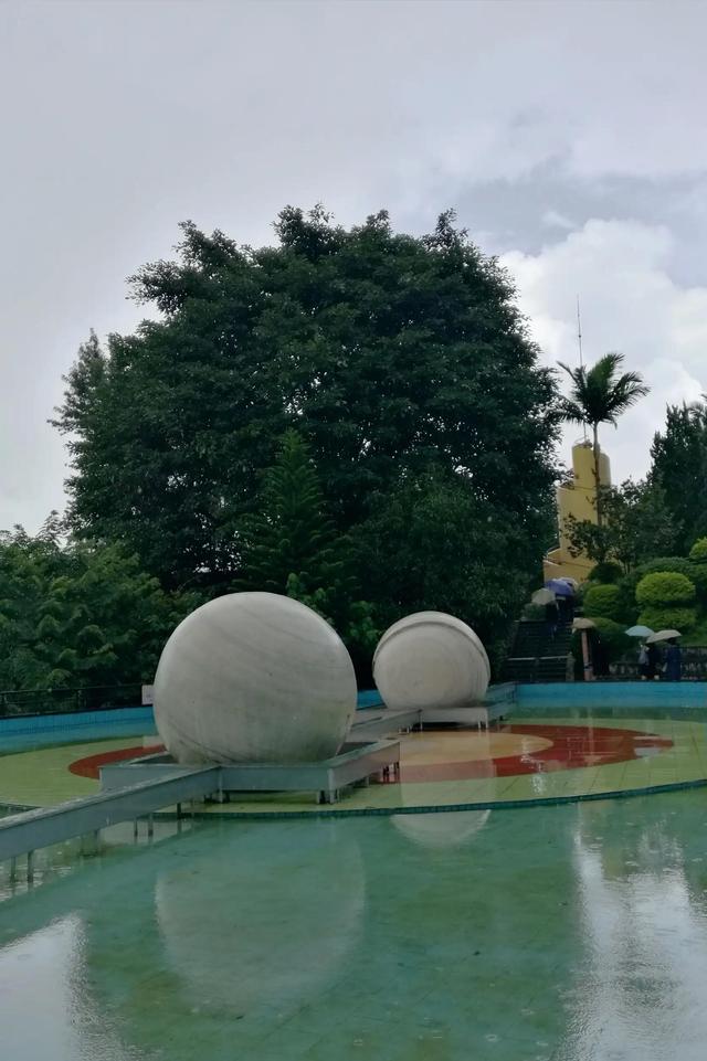 北回归线标志园，昆明墨江北回归线标志园（游客排队喝井水：就会生双胞胎）