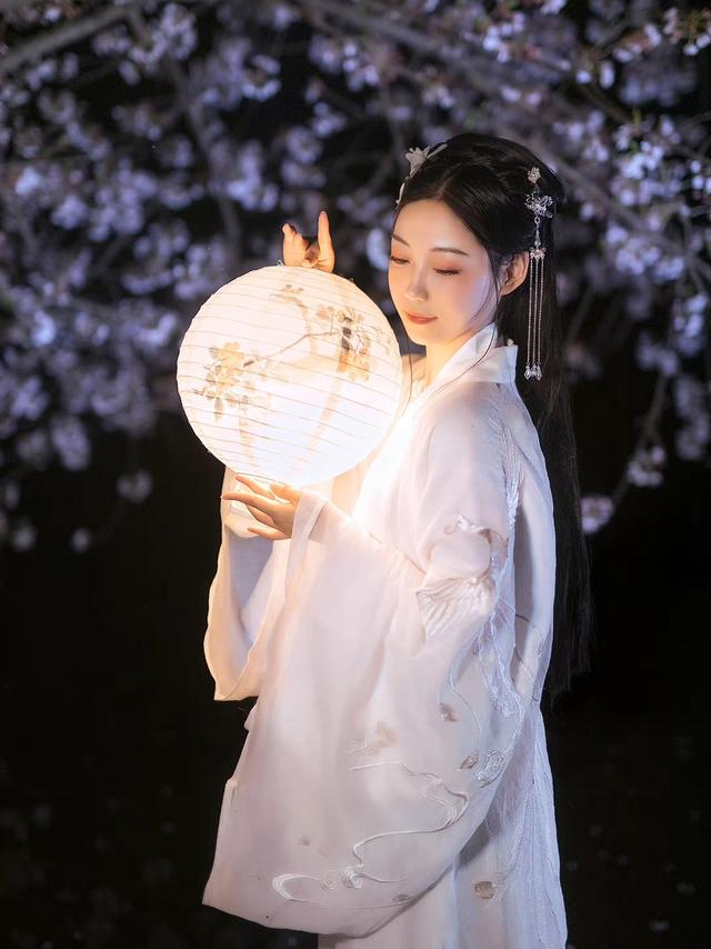 拈一朵微笑的花,拈一朵微笑的花想一番人世繁華(電視劇《倚天屠龍記》插曲) 拈一朵微笑的花,拈一朵微笑的花想一番人世繁華(電視劇《倚天屠龍記》插曲)