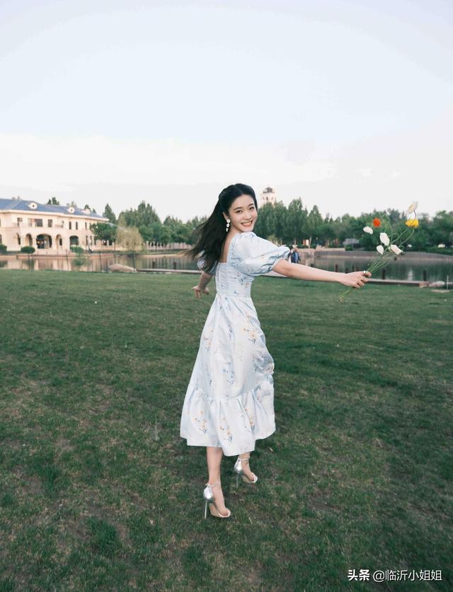 张雪迎惊艳造型，阳光俏丽的唯美