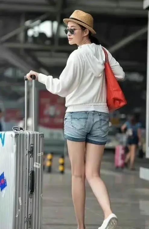 44岁的梅婷现状，44岁梅婷不惧年龄秀香肩