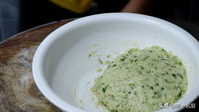 在家怎样炸丸子好吃又酥，丸子金黄酥脆