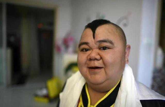 李连红和袖珍人一家，农村“袖珍人”张荣的“绝地”反击