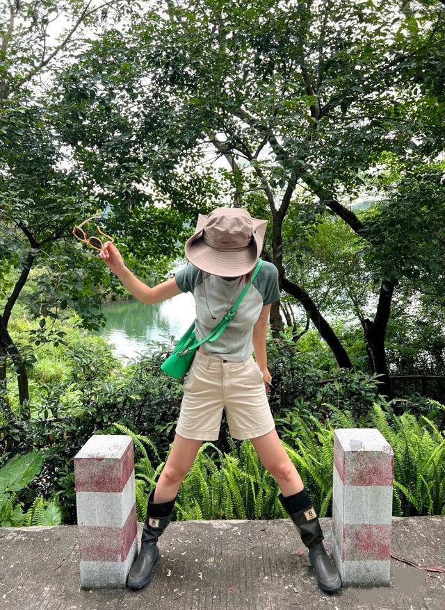 34岁杨幂近照显疲态，次次艳压00后小花