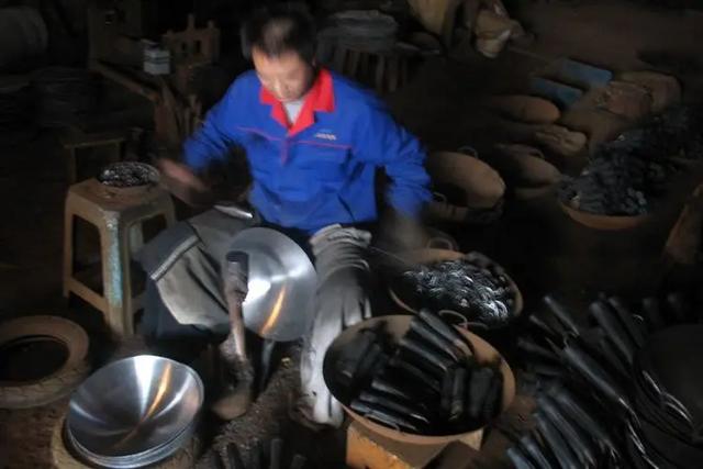 毒铁锅为何屡禁不止，炒菜用的铁锅用哪个比较安全呢