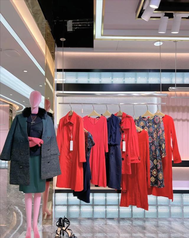 沐兰长袖女装，MORELINE.沐兰秋冬品牌折扣女装羽绒服风衣外套桑蚕丝连衣裙穿搭