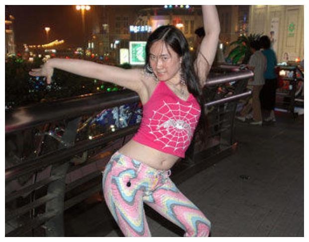 芙蓉姐姐整容前照片，芙蓉姐整容了吗（从扮丑网红到亿万富婆）