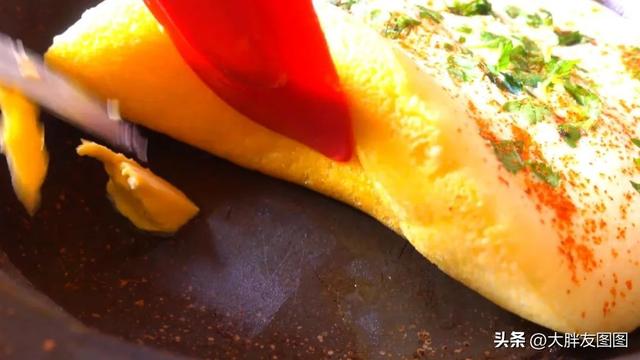 鸡蛋饼怎么煎又嫩又好吃，教你煎出软蓬蓬的鸡蛋饼