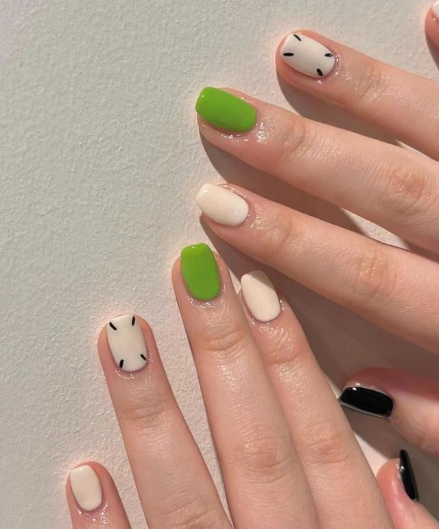 简直太美了非常显手白的一款美甲，20款早春美甲分享