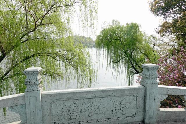 杭州西湖之白堤，“白堤”名出白居易