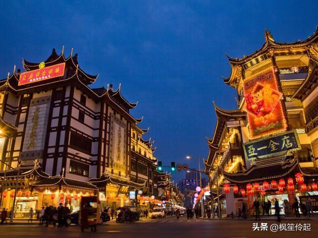 十一上海外滩游，民众欣赏上海黄浦江两岸夜景