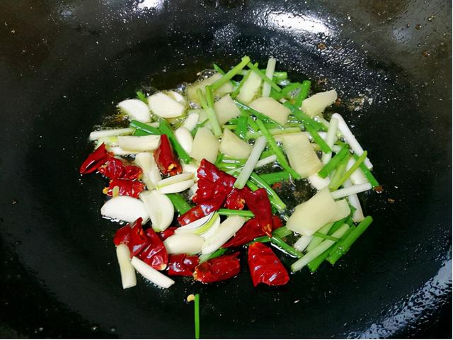 带鱼家常简单做法红烧带鱼，先炸后炖更美味