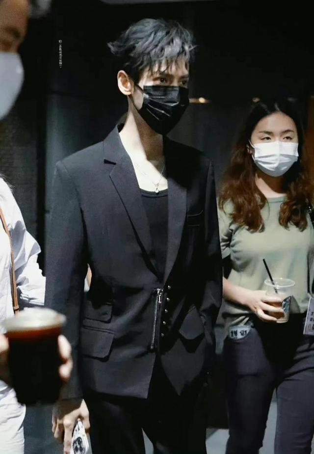 罗云熙同款西装短裤，罗云熙穿格子西装