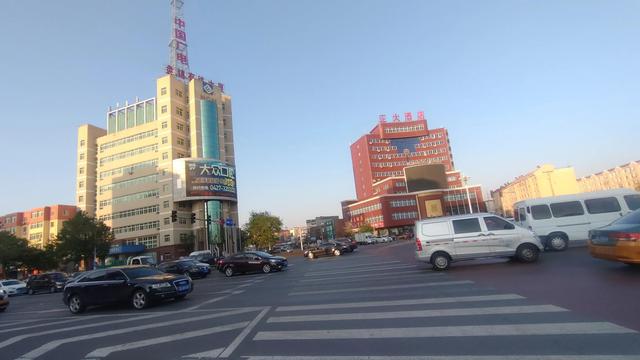 盘锦向海大道与商贸北街交叉路口，盘锦市向海大道
