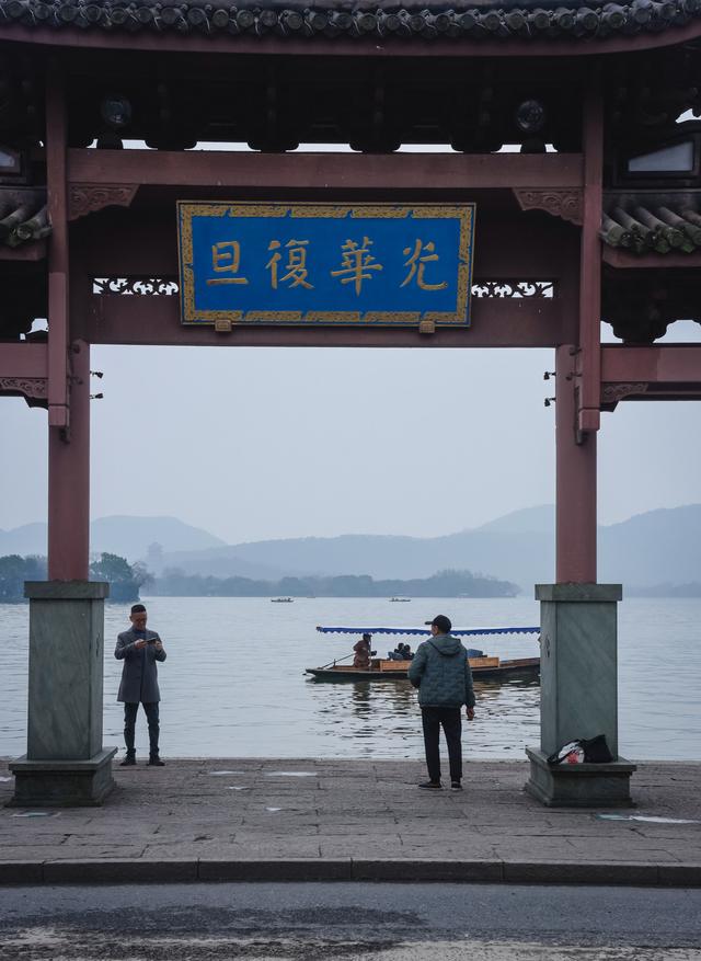 西湖和玄武湖的人文景观比较，孤山不孤西湖的心脏