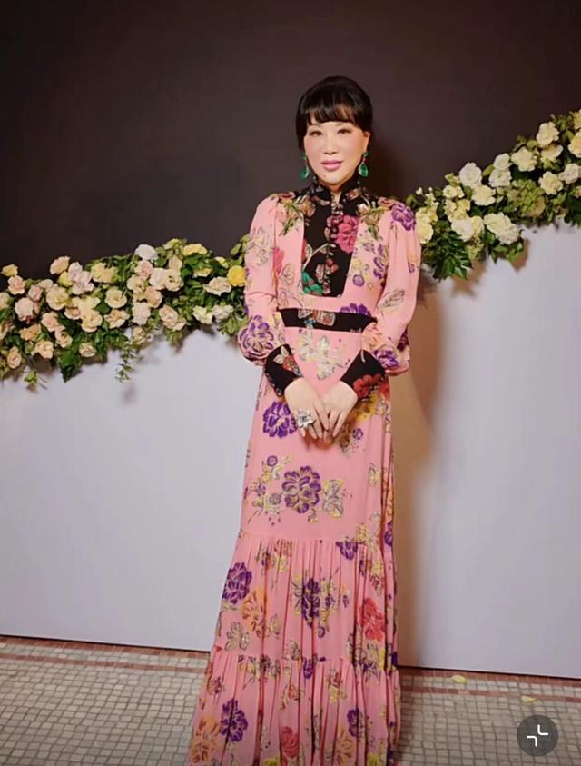 吕良伟和老婆出席活动，吕良伟一家环游各国