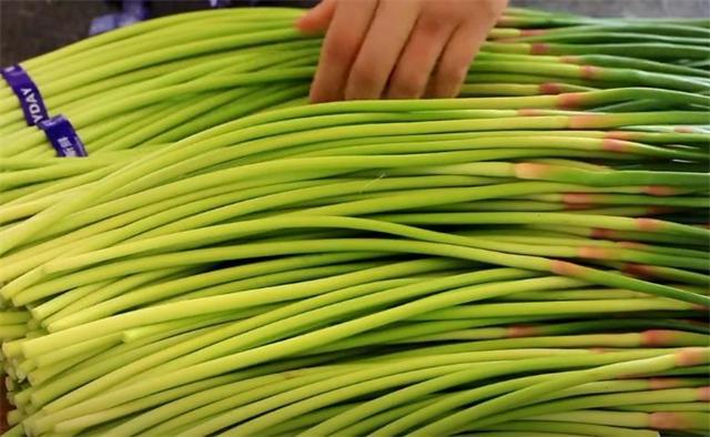 蒜苔怎样做菜，蒜苔这样做实在太好吃了