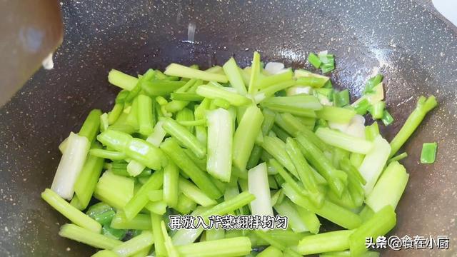 芹菜怎么炒好吃，芹菜怎么炒又脆又入味（饭店炒的芹菜为啥那么好吃）